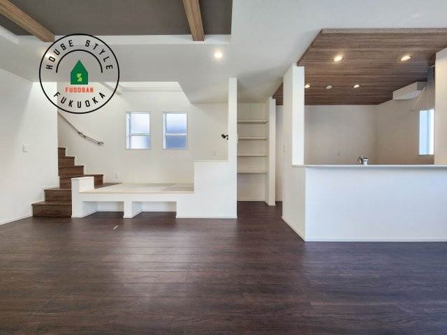 福岡市西区横浜1丁目第1-6棟（2号棟）の居間・リビング|キッチンからリビングをしっかり確認できます。家族の笑顔があふれる空間になりそうですね。