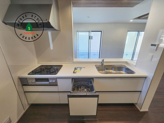 福岡市西区横浜1丁目第1-6棟（2号棟）のキッチン|ご家族を近くに感じられる対面キッチンのLDK。会話もはずみそうですね。