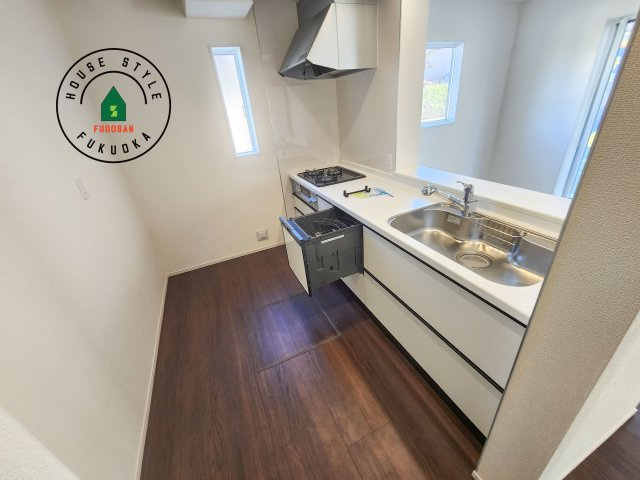 福岡市西区横浜1丁目第1-6棟（2号棟）のキッチン|ダイニングテーブルへの配膳がラクラク、お料理はかどるカウンター付きシステムキッチン！