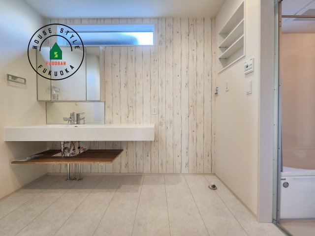 福岡市西区横浜1丁目第1-6棟（5号棟）の脱衣所|ゆとりの洗面スペースで朝の身支度もスムーズに。暮らしを快適に変えるシャワー付洗面台です！