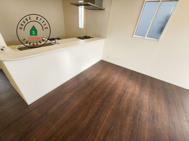 福岡市西区横浜1丁目第1-6棟（5号棟）のダイニング|キッチンから立ち込める香りが今日の料理を期待させます。