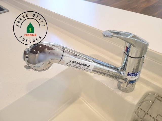 福岡市西区横浜1丁目第1-6棟（5号棟）の発電・温水設備|ヘッドはシャワーや浄水に切り替え可能でノズルが延びる可動式。料理が楽しくなりますね。