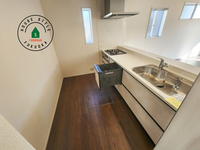 福岡市西区横浜1丁目第1-6棟（5号棟）のキッチン|ダイニングテーブルへの配膳がラクラク、お料理はかどるカウンター付きシステムキッチン！