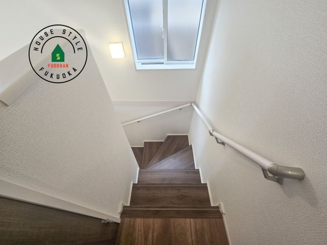 福岡市東区青葉6丁目第1-2棟（1号棟）の内装|＜手すり付階段＞手すりがないと階段の昇り降りで危険なことはもちろん、壁に手をつきながら歩くことで壁紙が汚れやすくなります。すべての方に快適に昇り降りしていただくため、手すりを設置しました。