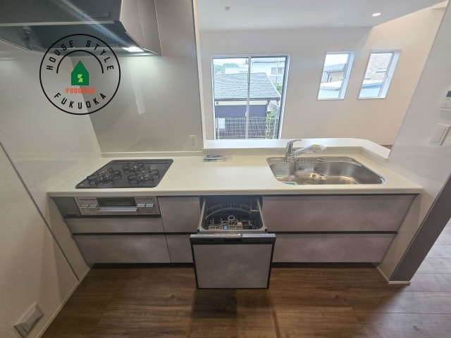 福岡市東区青葉6丁目第1-2棟（1号棟）のキッチン|ご家族を近くに感じられる対面キッチンのLDK。会話もはずみそうですね。