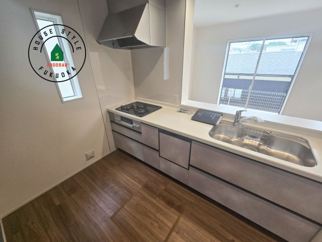 福岡市東区青葉6丁目第1-2棟（1号棟）のキッチン|ダイニングテーブルへの配膳がラクラク、お料理はかどるカウンター付きシステムキッチン！