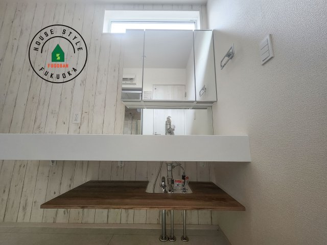 福岡市西区横浜1丁目第1-6棟（3号棟）の独立洗面台|毎日使うものだから清潔な空間を保ちたい水回り。洗面にはそんな願いを解消させてくれる収納アイデアが満載です。三面鏡の裏側にはキャビネットが現れ小物から背の高い物まで収納できます。