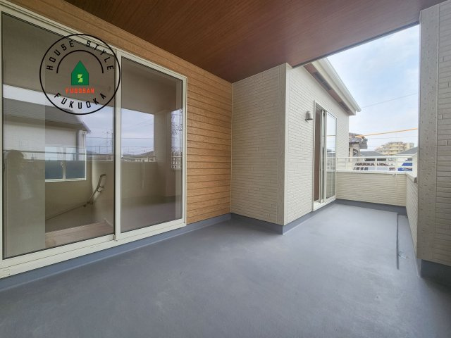 福岡市西区横浜1丁目第1-6棟（3号棟）のバルコニー|風をしっかりと感じられるバルコニーでは、毎日が洗濯日和です。広々としているので洗濯も楽しくなるでしょうし、気分転換にバルコニーからの眺めを楽しむのもいいでしょう。