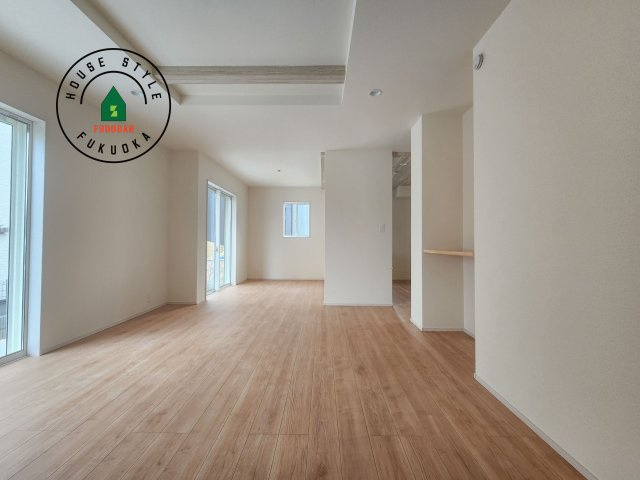 福岡市西区横浜1丁目第1-6棟（3号棟）の居間・リビング|キッチンからリビングをしっかり確認できます。家族の笑顔があふれる空間になりそうですね。