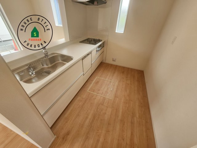 福岡市西区横浜1丁目第1-6棟（3号棟）のキッチン|ダイニングテーブルへの配膳がラクラク、お料理はかどるカウンター付きシステムキッチン！