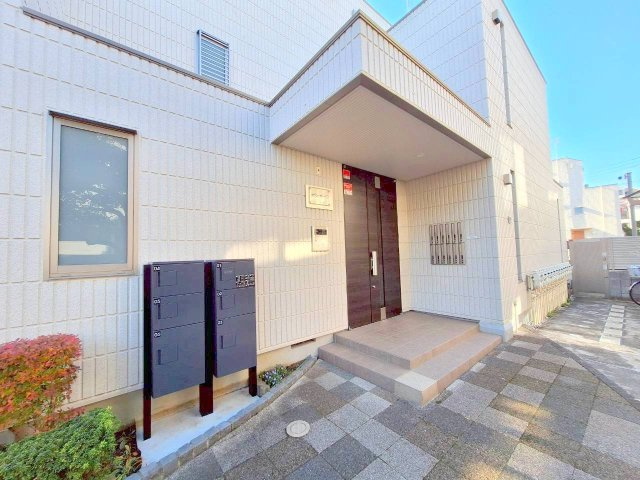 メゾングレイスのエントランス|★オートロック付きエントランス★