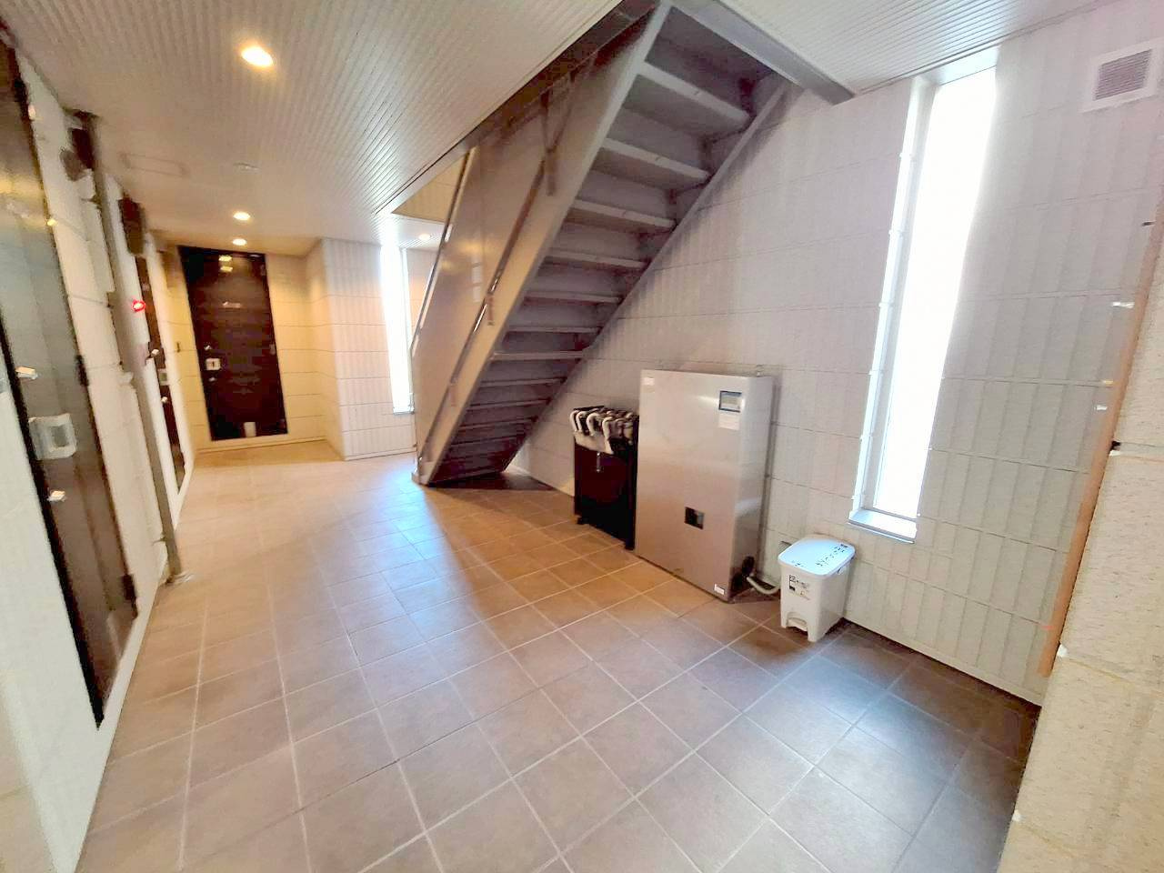 メゾングレイスのロビー|★ゆとりある広さの共用廊下★