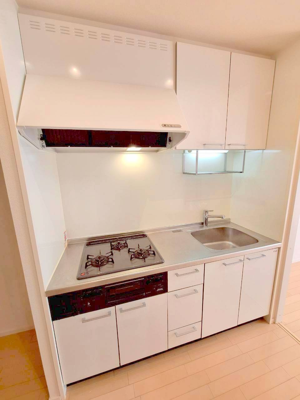 メゾングレイスのキッチン|★ガス３口グリル付きシステムキッチン★