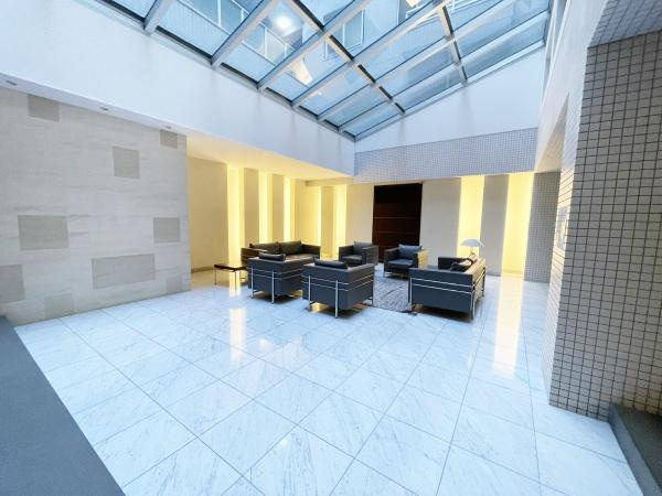 【エントランス】 | クレッセントグランコート | 明るい印象のエントランスが皆様を迎え入れます。管理体制がしっかりしていることがうかがえる綺麗なエントランスです。