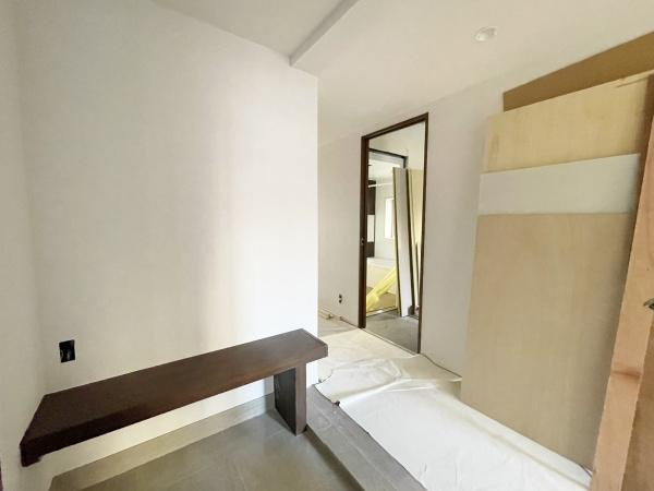 【玄関】 | クレッセントグランコート | 現地（2025年12月　撮影）新規リフォーム施工中です。