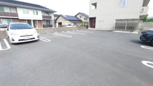 チェリー　ブランカの駐車場