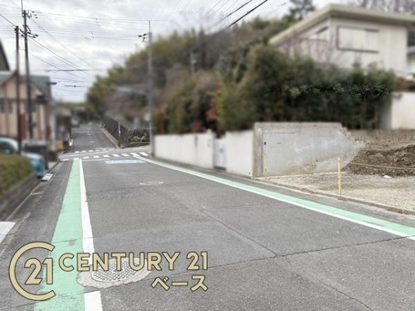 リーブルガーデン朱雀 ／新築一戸建の前面道路含む現地写真|■現地撮影写真■前面道路約８ｍでお車の出し入れも楽々！