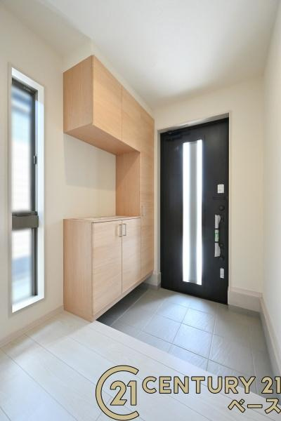 リーブルガーデン萱野 ２号棟 ／新築一戸建の玄関|■現地撮影写真■玄関には大容量シューズボックス完備！