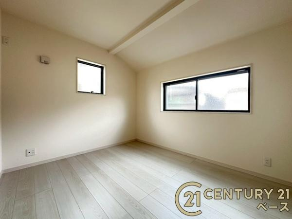 リーブルガーデン下田西 ／新築一戸建の洋室|■現地撮影写真■各居室に収納スペースがあり、お荷物の多いご家族でも大丈夫です！