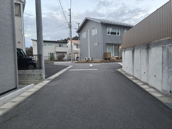 岡崎市奥殿町・中古戸建の前面道路含む現地写真|前面道路です。