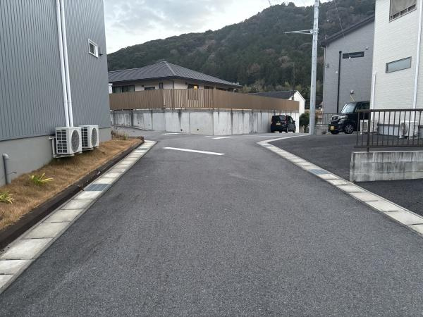 岡崎市奥殿町・中古戸建の前面道路含む現地写真|前面道路です。