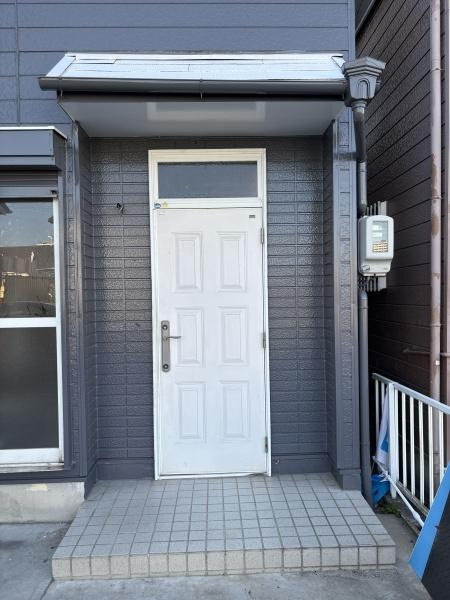 岡崎市日名本町・中古戸建の玄関|訪れる人を心地よく迎え入れます。