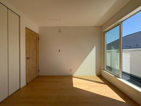 横浜市瀬谷区瀬谷１丁目の新築一戸建の洋室|陽当りが良く照明がなくても昼間は明るいです！
