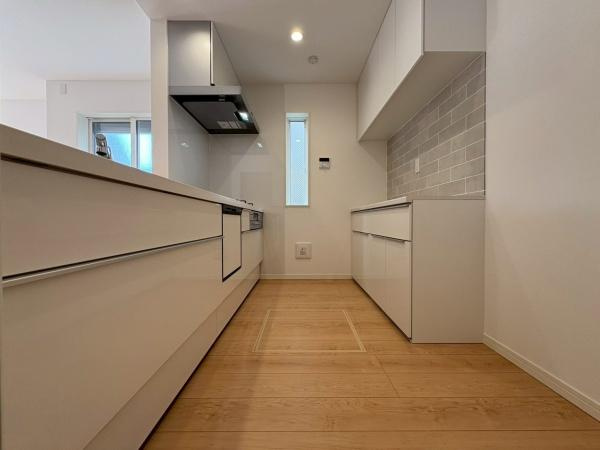 横浜市瀬谷区瀬谷１丁目の新築一戸建のキッチン|広々としたキッチンです。作業もしやすいです。収納力も〇　