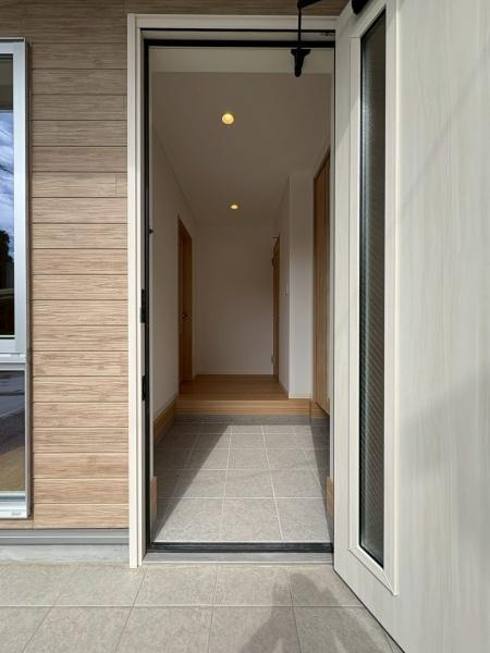 横浜市瀬谷区瀬谷１丁目の新築一戸建の玄関|玄関ドアから見た玄関スペースです！