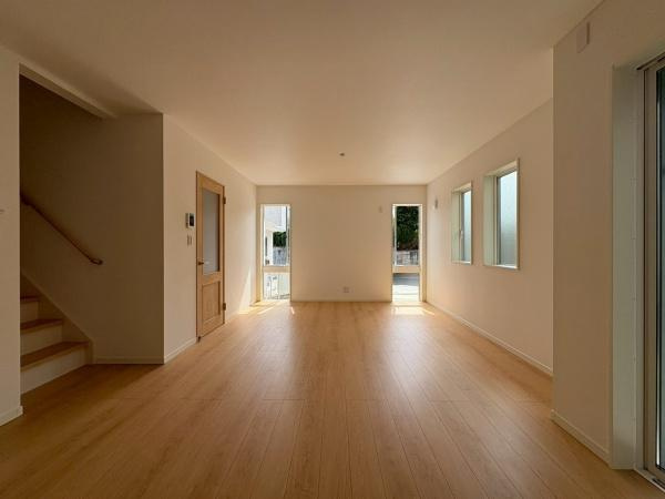 横浜市瀬谷区瀬谷１丁目の新築一戸建の居間・リビング|LDK17.4帖！とても明るいリビング空間になっています。リビングに階段があるのでご家族のお顔を見れる間取りになっています！