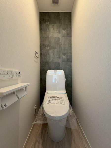 横浜市瀬谷区瀬谷１丁目の新築一戸建のトイレ|トイレはもちろん１階と２階にあります！天井が高く開放的なトイレです。