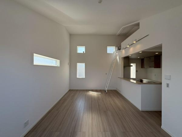 横浜市瀬谷区瀬谷１丁目の新築一戸建の居間・リビング|リビングとキッチンスペースに壁がないので圧迫感がなくご家族との日常会話を楽しみながらお料理することが出来ます！