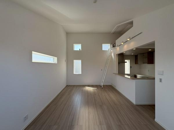 横浜市瀬谷区瀬谷１丁目の新築一戸建の居間・リビング|窓も多くしっかり換気も出来ます！インテリアが考えやすい間取りで家具・家電を揃えるのも楽しみの一つになりそうです！