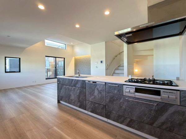 横浜市神奈川区西寺尾３丁目の新築一戸建のキッチン|対面キッチンなら、料理や後片づけをしながらリビングにいる家族と会話したり、気配を感じることができます。特にお子様が小さいうちは、目が離せないので便利ですね
