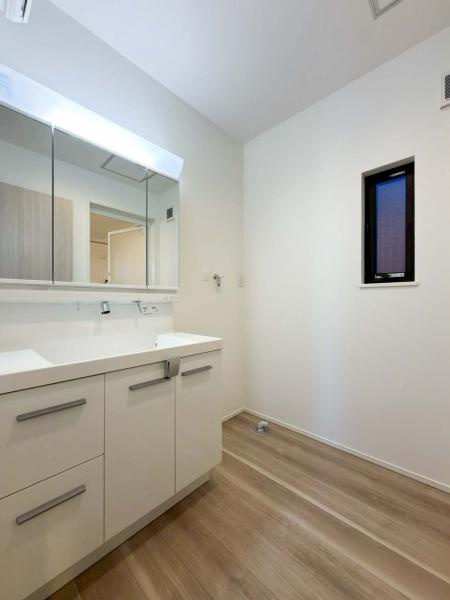 横浜市神奈川区西寺尾３丁目の新築一戸建の独立洗面台|洗面台はいつも清潔にしておきたいですよね！シャワー付きのドレッサーには鏡の裏に収納スペースがありますので、化粧品やティッシュボックス、歯ブラシなどもスッキリ収まりますよ！
