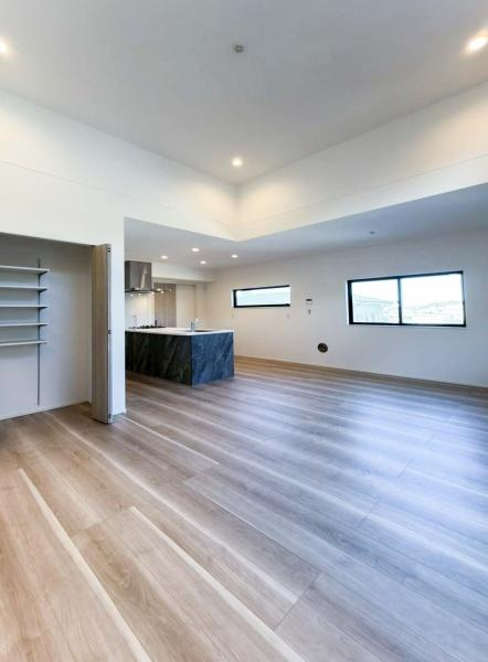 横浜市神奈川区西寺尾３丁目の新築一戸建の居間・リビング|子供の笑い声やママとパパの楽しい会話、料理をする音や、テレビの音など当たり前の生活が送ることができる幸せ。そんな幸せをこの家で作り上げてみてはいかがですか。