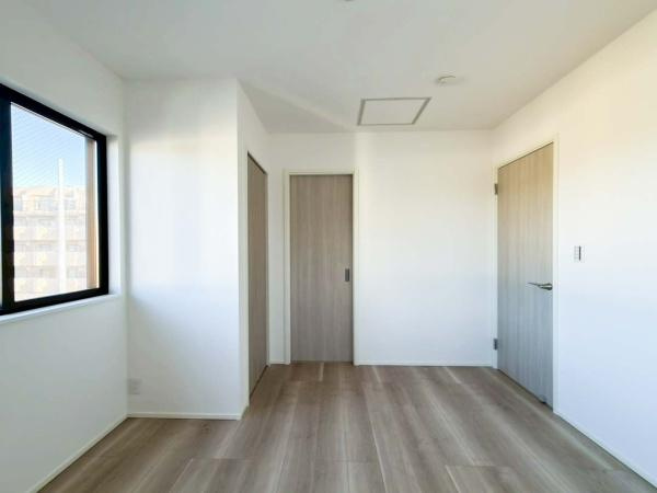 横浜市神奈川区西寺尾３丁目の新築一戸建の洋室|一人ひとりの大切なプライベート空間。趣味・感性で個性的に飾って頂けるようシンプルに仕上げてあります。ゆとりある広さで、一人の時間をゆったりと過ごせる安らぐお部屋になるはずです。
