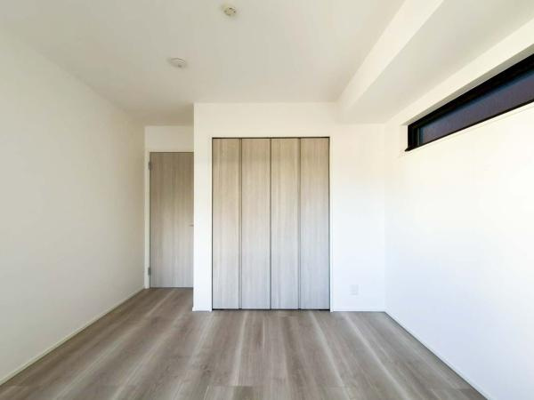 横浜市神奈川区西寺尾３丁目の新築一戸建の子供部屋|全居室にはクローゼットを完備！普段使いのお洋服や小物はもちろん、季節物のお洋服などもしっかりと整理整頓おしまい頂けます。居室空間をより広く隅々までお使いいただけますね。
