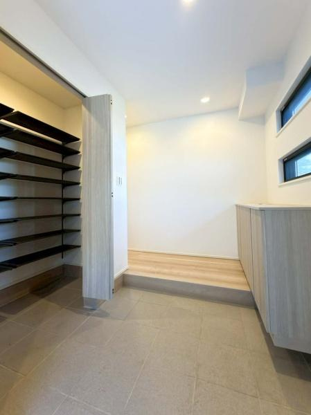 横浜市神奈川区西寺尾３丁目の新築一戸建の玄関|気品あるデザイン性を持つ玄関は、住む方の満足感を満たすクオリティ。帰宅するご家族や、訪れる方を気持ちよく迎える・安らぎに満ちた生活空間を予感させてくれます。
