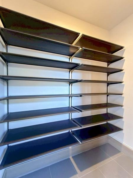 横浜市神奈川区西寺尾３丁目の新築一戸建の収納|玄関と隣接し、靴を履いたまま出入りできるシューズインクローゼット。靴はもちろん、散乱しがちな傘、お子様の外での遊具やベビーカーなどをスッキリと収納。いつもキレイな状態にキープできます。
