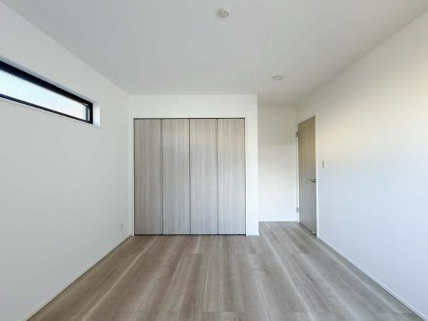 横浜市神奈川区西寺尾３丁目の新築一戸建の寝室|行く時間をゆったりと感じることができる落ちついたプライベートルーム。リビングで楽しく過ごした後はゆっくりくつ過ぎろぐ時間を満喫できます。
