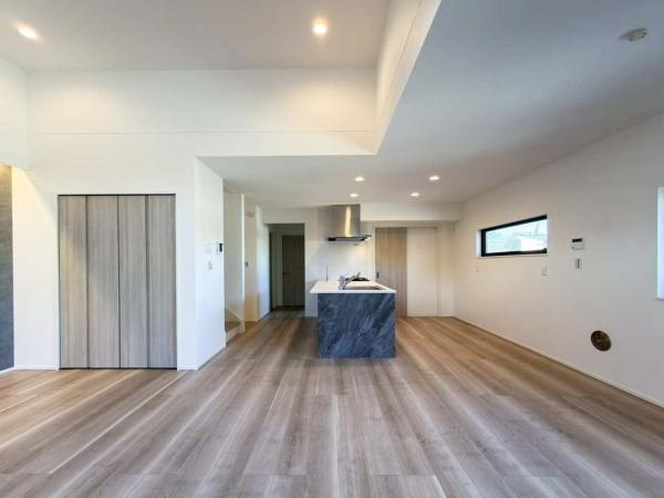 横浜市神奈川区西寺尾３丁目の新築一戸建の居間・リビング|形の綺麗なリビングダイニングはお好きな家具を配置しても、余裕がありそうです。インテリアも想像しながらご見学されると、より一層楽しくなります。