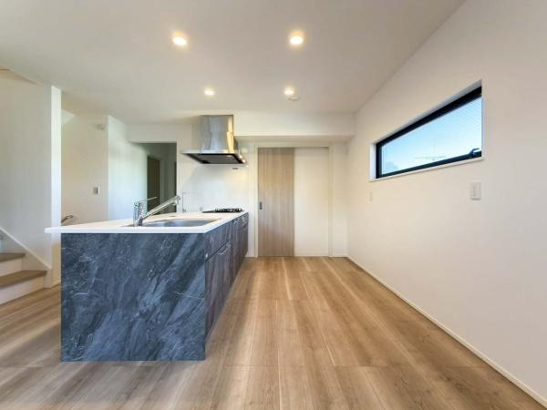 横浜市神奈川区西寺尾３丁目の新築一戸建のキッチン|ご家族みんなで調理ができる位のスペースを実現したキッチン空間となっております。みんなで作った料理を召し上がりながらの会話は至福のひとときになるはずです。