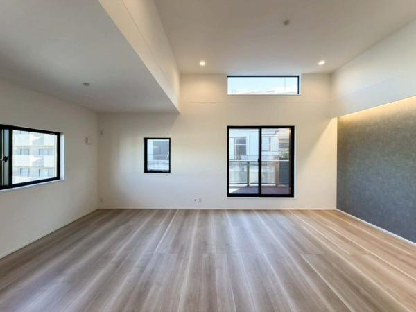 横浜市神奈川区西寺尾３丁目の新築一戸建の居間・リビング|上質な暮らしを感じさせてくれます。毎日の暮らしの中で表情を変える場所ですが、いつもあたたかく家族を包み込んでくれる場所になるはずです。