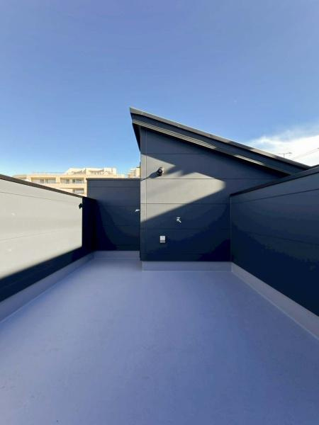 横浜市神奈川区西寺尾３丁目の新築一戸建のバルコニー|プライベート性が確保されたバルコニー。ワイドな空間にたっぷりの陽光が降り注ぎます。