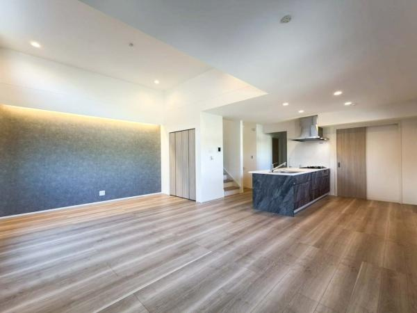 横浜市神奈川区西寺尾３丁目の新築一戸建の居間・リビング|リビングで子供が走ってる姿を見ながら、大きなソファやダイニングテーブルでゆったり食事をしたりくつろぎたい。そんな夢が叶えられる空間です！