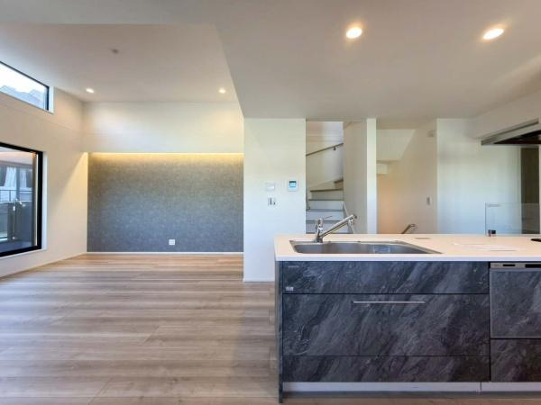 横浜市神奈川区西寺尾３丁目の新築一戸建のキッチン|家事をしながらもリビングが見渡せる対面キッチンは、忙しい奥様に嬉しいカタチ。お料理もお子様や旦那様と会話をしながら楽しく作れそう。