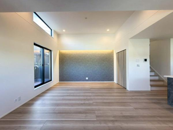 横浜市神奈川区西寺尾３丁目の新築一戸建の居間・リビング|勾配天井が解放感を演出している明るいリビング。人が集まるリビングという空間に「開放感」という付加価値を与え、人を招きたくなるようなお家です。
