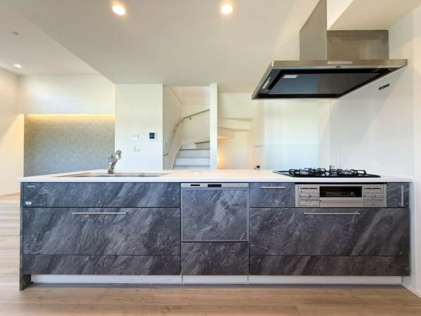 横浜市神奈川区西寺尾３丁目の新築一戸建のキッチン|毎日使うキッチンだからこそ、食事の準備を楽しい時間に、忙しい時でもスムーズに無駄なく作業できる、お手入れも簡単にできるなど、毎日を楽しくするキッチンスペースに仕上げました。
