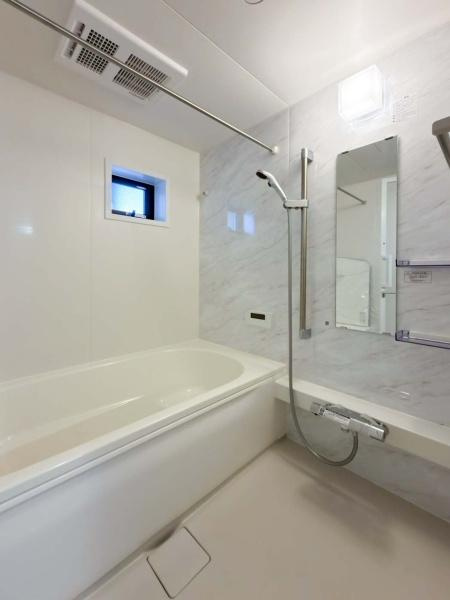 横浜市神奈川区西寺尾３丁目の新築一戸建の浴室|いつでも暖かいお風呂に入れるのが嬉しい追焚き機能付き。お仕事でご帰宅の遅くなったお父さんも暖かい湯船に入浴できます。もちろん広さも1坪タイプあるのでお子様ともゆったりと入れます。